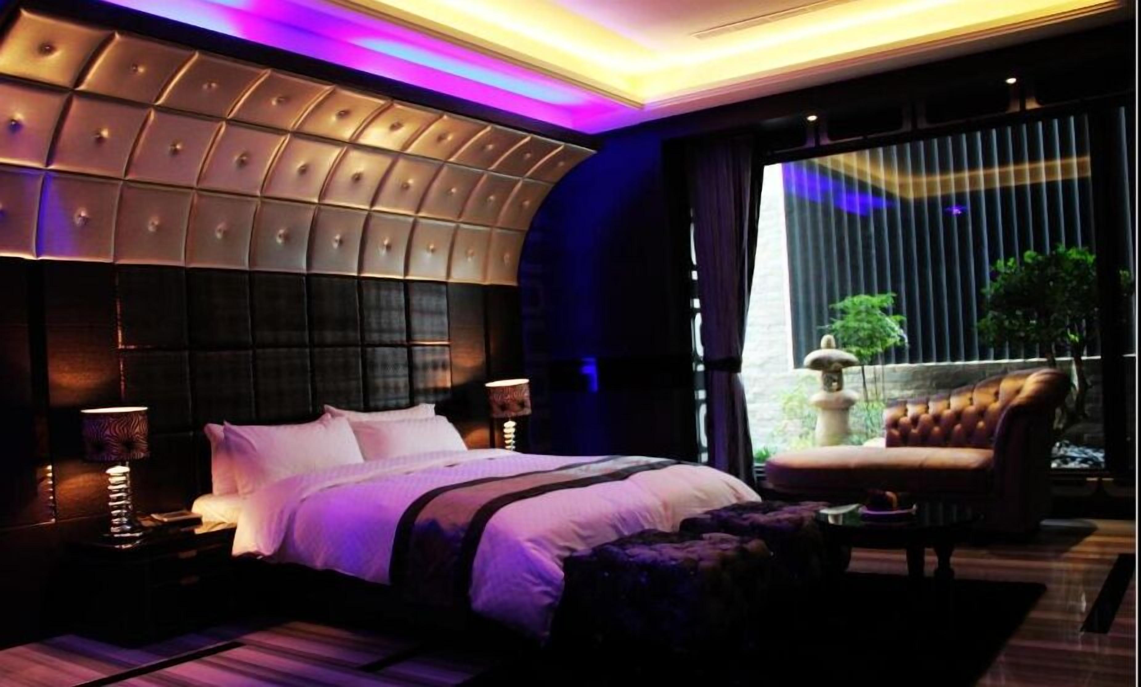 premium bedding, down duvets, free minibar, desk