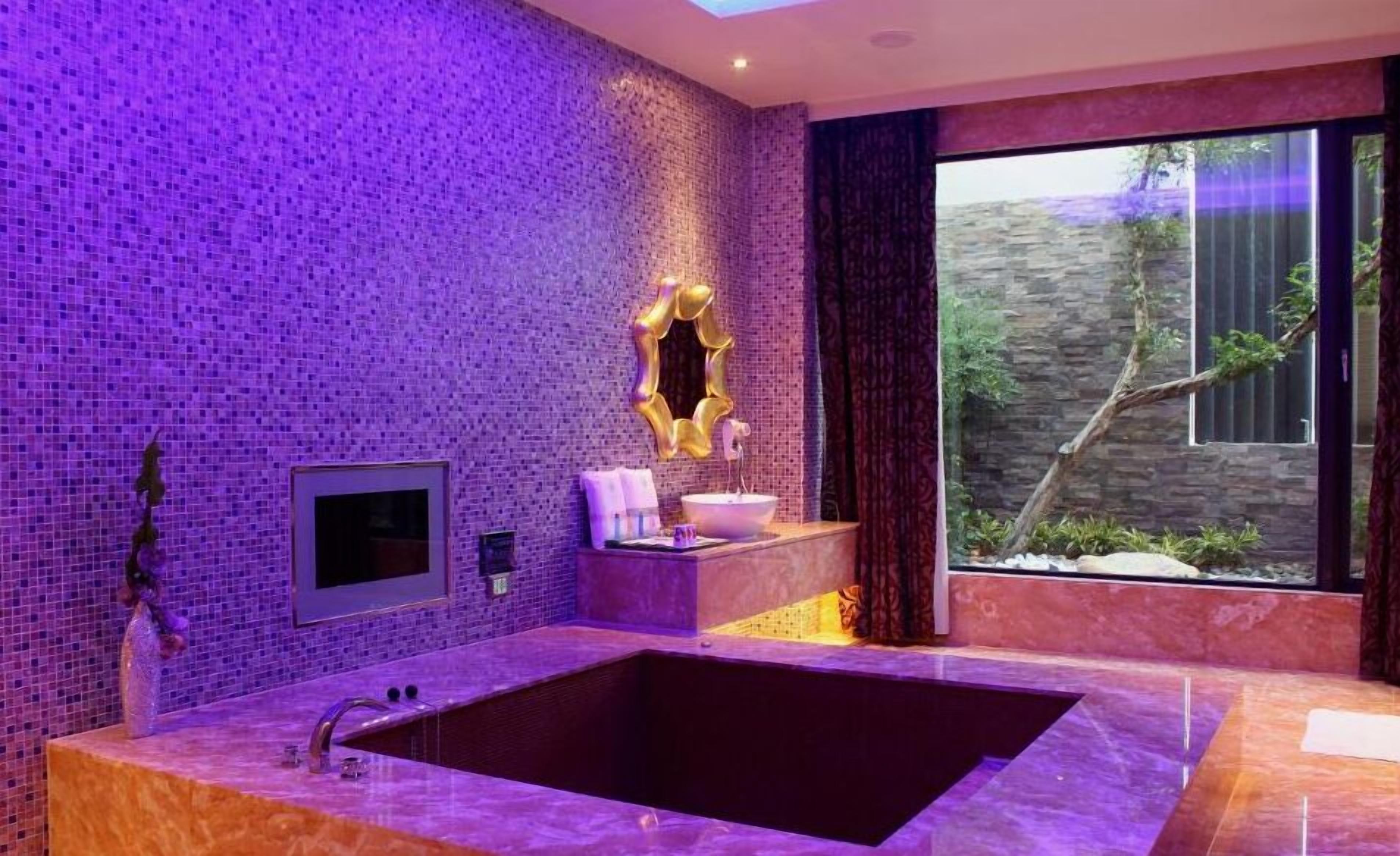 separate bathtub and shower, jetted bath, hydromassage showerhead