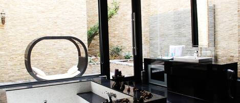 Panoramic Double Room, 1 King Bed, Non Smoking | Bathroom | Separate tub and shower, jetted tub, hydromassage showerhead