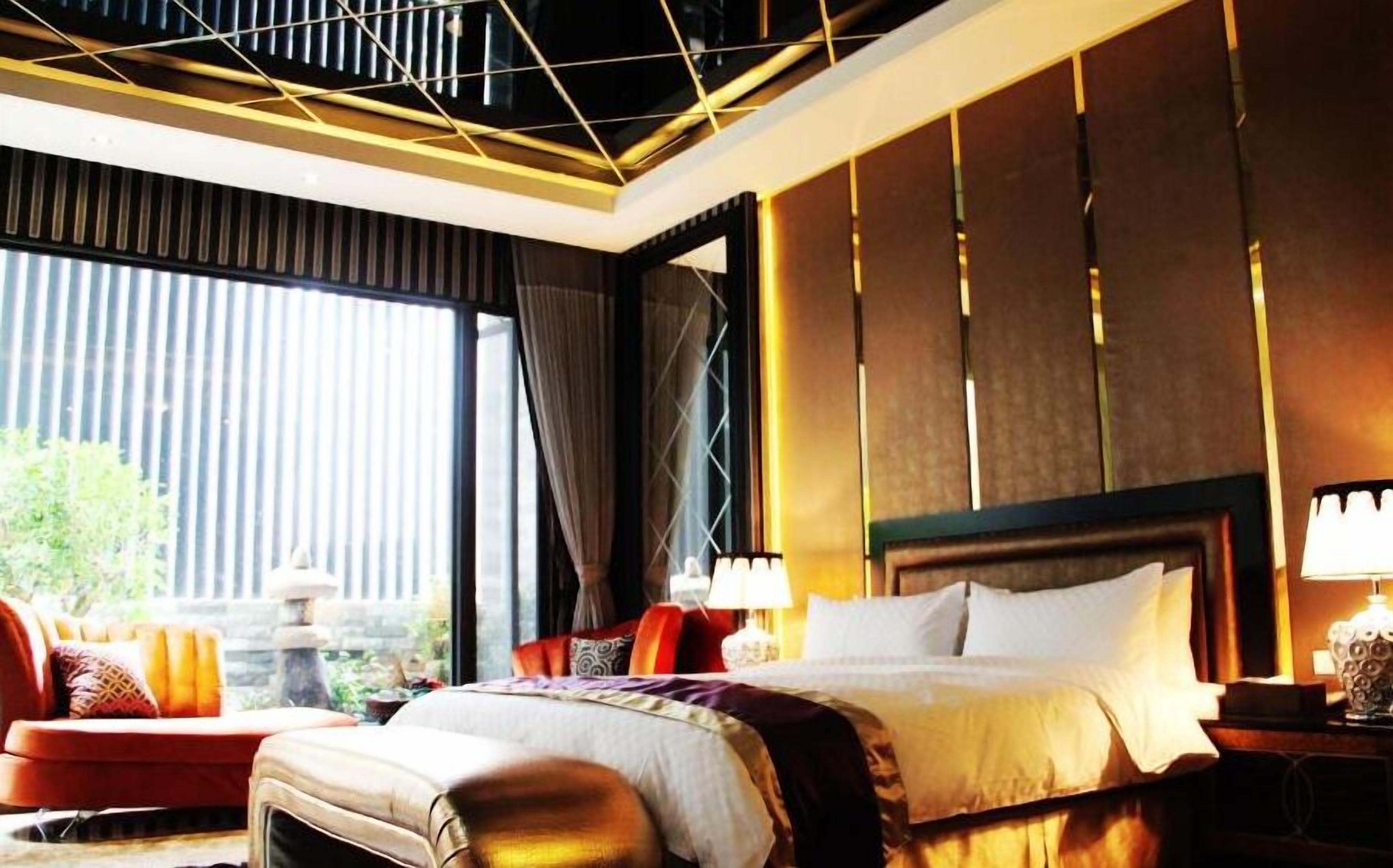 premium bedding, down duvets, free minibar, desk