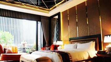 Premium bedding, down comforters, minibar (free items), desk