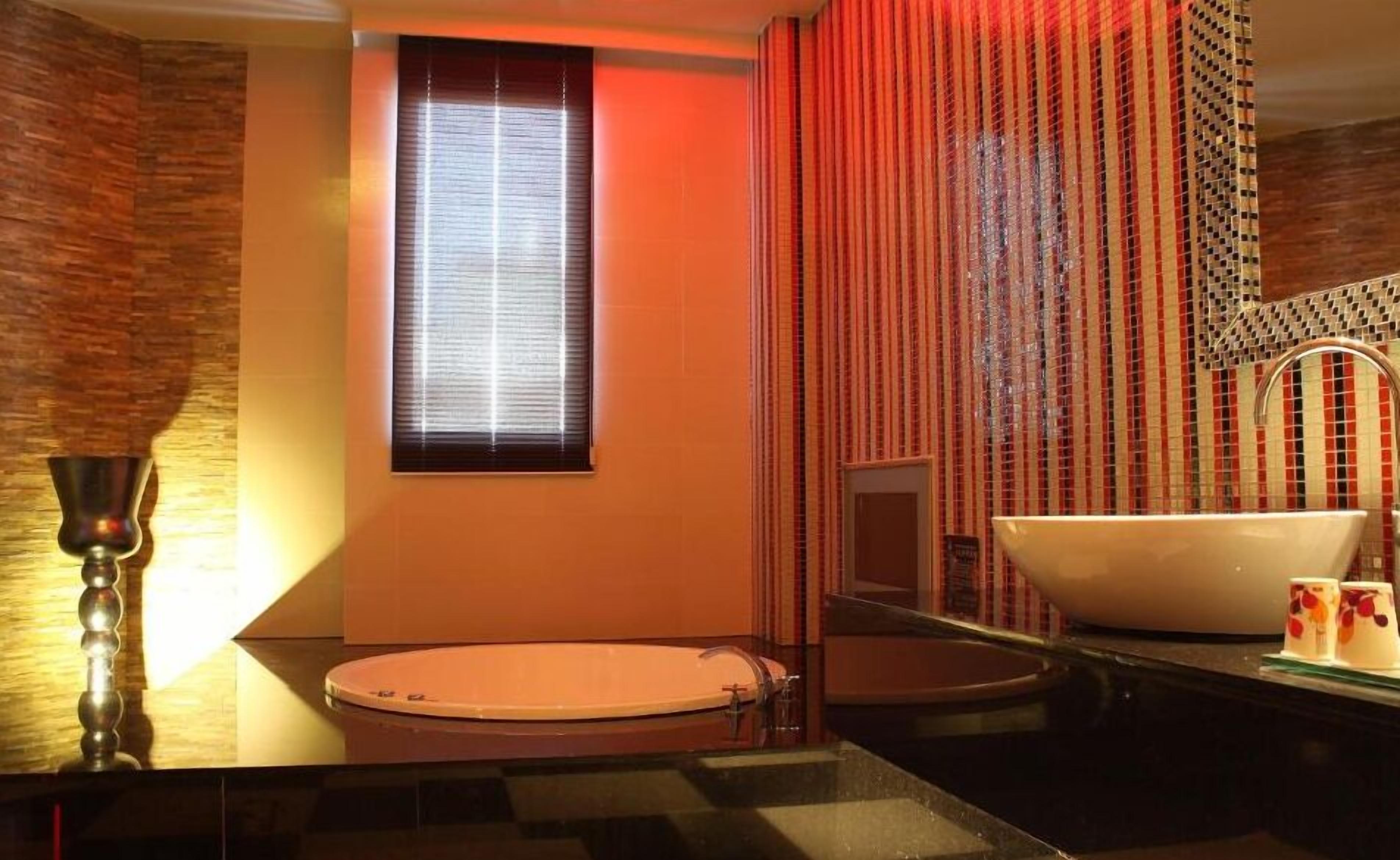 separate bathtub and shower, jetted bath, hydromassage showerhead