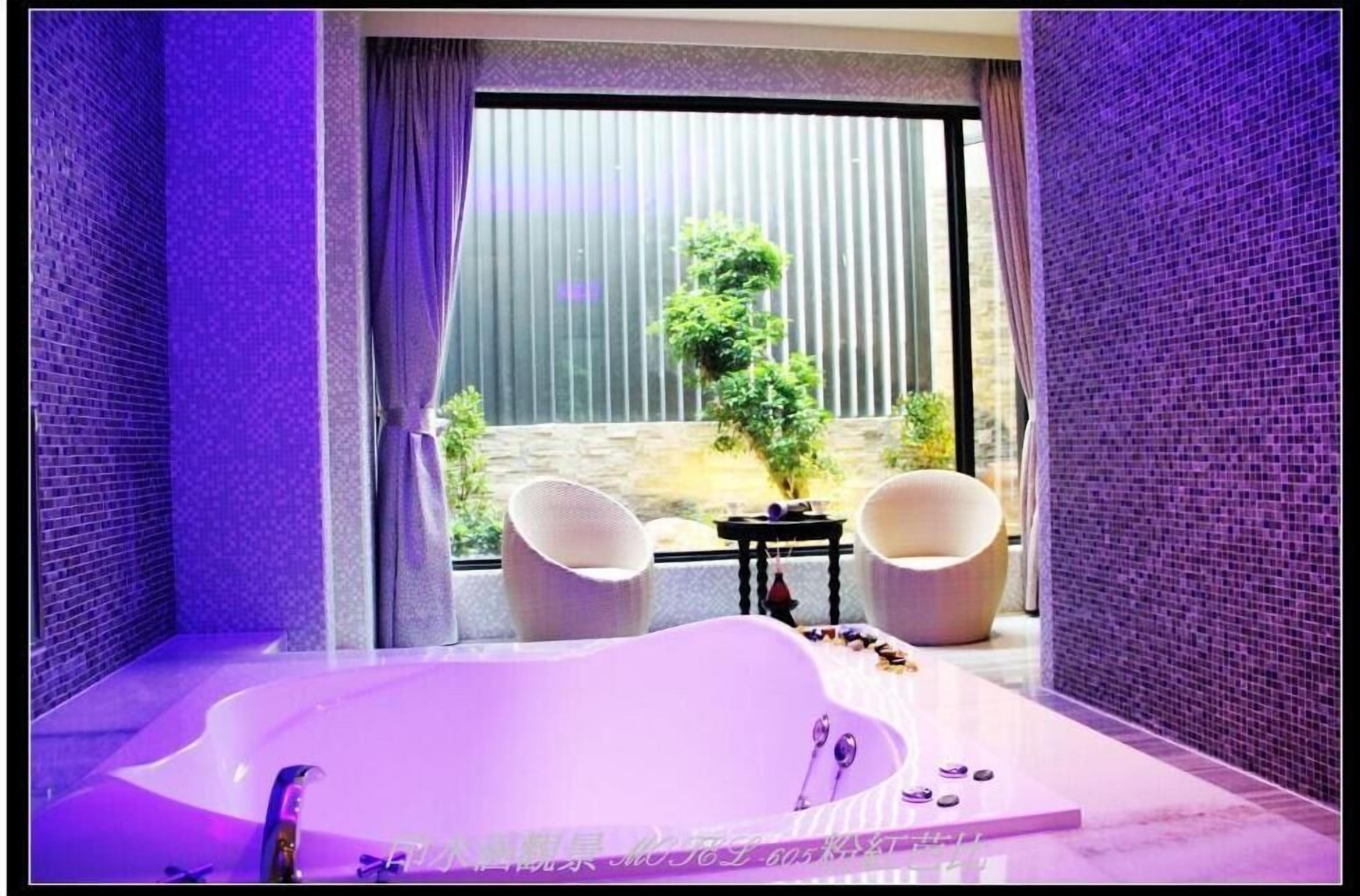 separate bathtub and shower, jetted bath, hydromassage showerhead