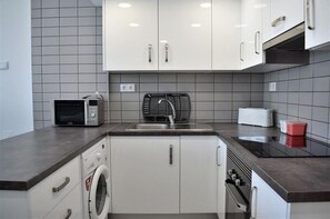 Een koelkast, een magnetron, een oven, een kookplaat