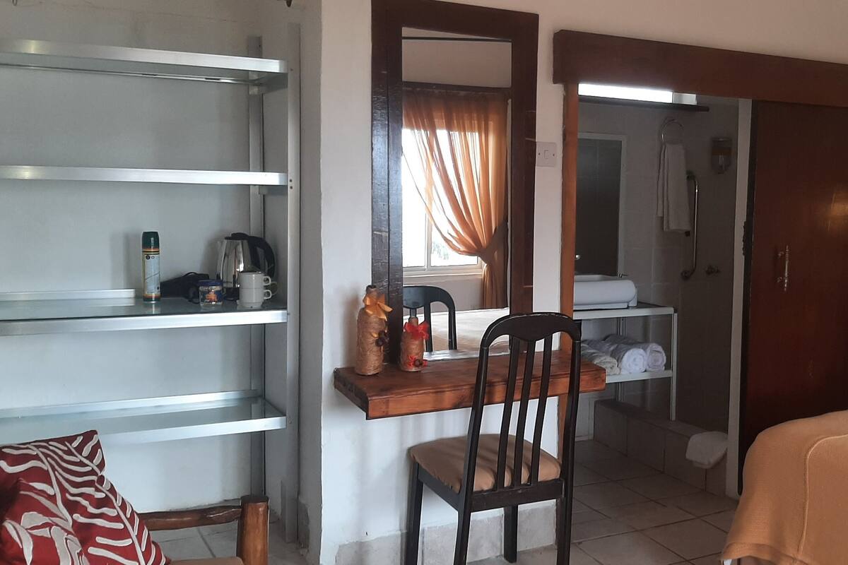 Chambre double | Literie de qualité, bureau, rideaux d’obscurcissement