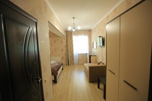 Familierom, 1 queensize-seng, ikke-røyk, fjellutsikt | Individuelt dekorert, individuelt innredet og strykejern/-brett