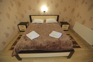 Family Room, 1 Queen Bed, Non Smoking, Mountain View | Individually decorated, individually furnished, iron/ironing board