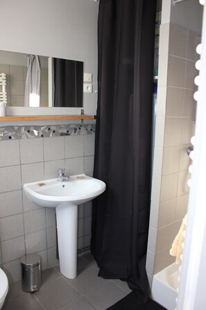 Ducha, secador de pelo, toallas y papel higiénico