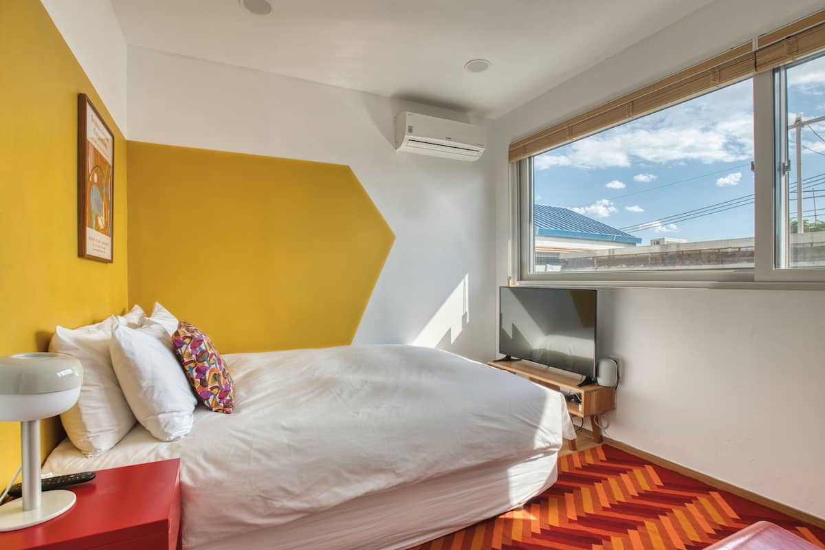 House, City View (Paris) | 2 bedrooms, iron/ironing board, free WiFi, bed sheets