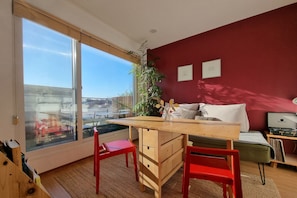 Casa, vista a la ciudad (Paris) | Área de sala de estar | Televisión de pantalla plana de 42 pulgadas con canales por cable 