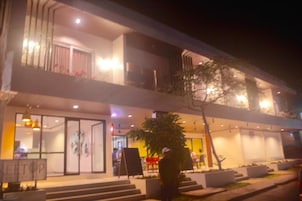 Fachada del alojamiento - Noche