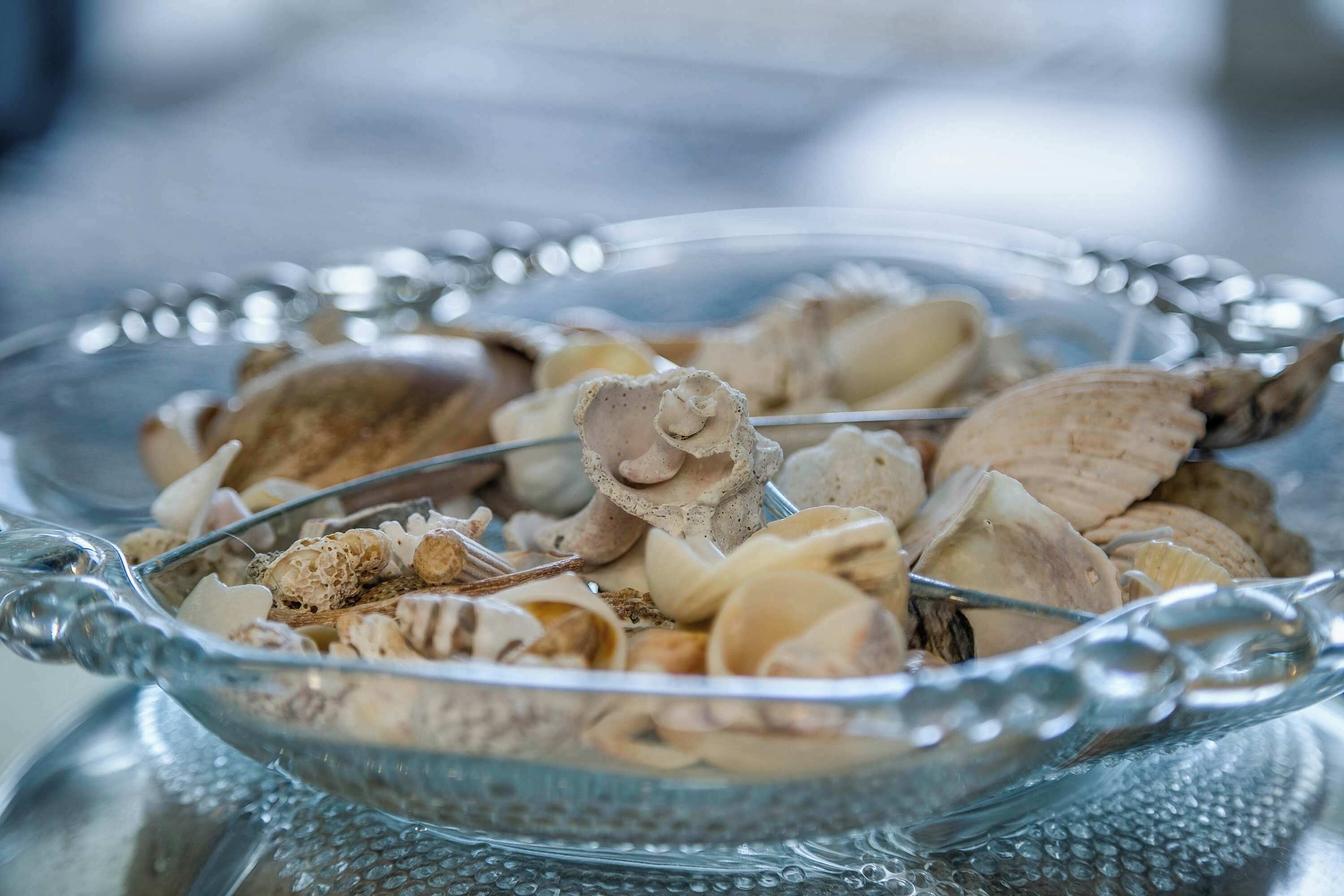 Un saladier en verre transparent rempli de différents types de champignons séchés.