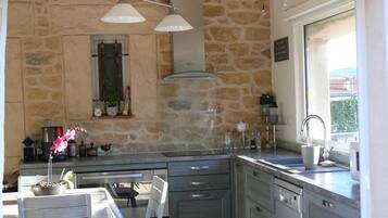 Een koelkast, een microgolfoven, een oven, een kookplaat