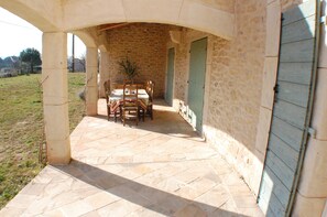 Outdoor dining - Between sea and countryside Air-conditioned villa 6 pers heated swimming pool and SPA (Les Arcs)