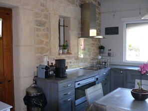 Fridge, microwave, oven, stovetop - Between sea and countryside Air-conditioned villa 6 pers heated swimming pool and SPA (Les Arcs)