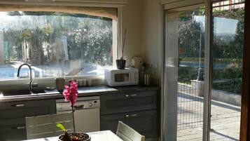 Een koelkast, een microgolfoven, een oven, een kookplaat