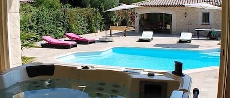 Una piscina al aire libre, una piscina climatizada