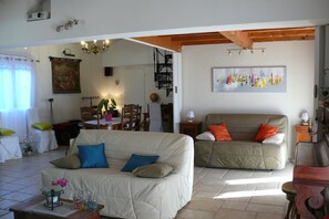 Fernseher, Kamin, Tischtennisplatte, Bücher