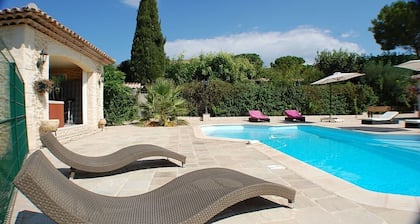 Between sea and countryside Air-conditioned villa 6 pers heated swimming pool and SPA