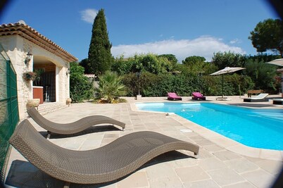 Between sea and countryside Air-conditioned villa 6 pers heated swimming pool and SPA