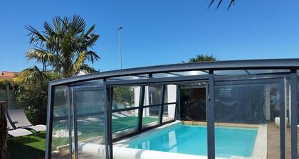 Villa 4* piscine couverte chauffée spa billard baby-foot mer plage village