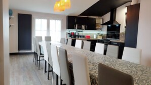 Una cocina moderna con comedor.