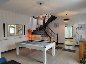 A living room with a pool table, a staircase, and a dining area. - Villa-4 étoiles-Oversized-Whirlpool bath-Terrace (Angoulins)