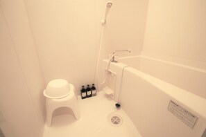 Standaard kamer, 1 slaapkamer | Badkamer | Een bad/douchecombinatie, een diep bad, gratis toiletartikelen
