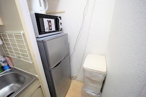 Standard Room, 1 Bedroom | Private kitchen | Fridge, microwave
