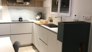 Réfrigérateur, micro-ondes, four, plaque de cuisson