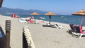 Plage à proximité, chaises longues