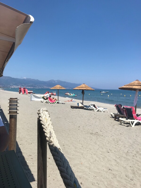 Plage à proximité, chaises longues