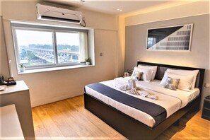 Individually furnished, desk, laptop workspace, blackout drapes - Offbeat CCU (Kolkata)