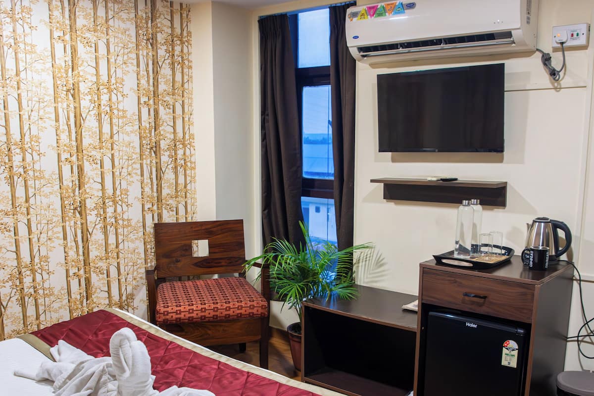 Royal Studio Suite | Individually furnished, blackout drapes, iron/ironing board, free WiFi