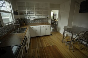 Kylskåp, mikrovågsugn, ugn och spishäll