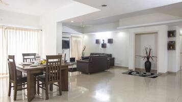 Kamar Eksekutif | Makan di kamar