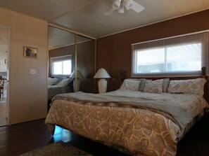 2 bedrooms, iron/ironing board, bed sheets