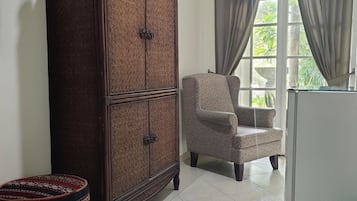 Deluxe Double No. 3 | Desk, soundproofing, free WiFi, bed sheets