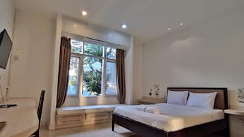 Deluxe Double No. 8 | Desk, soundproofing, free WiFi, bed sheets