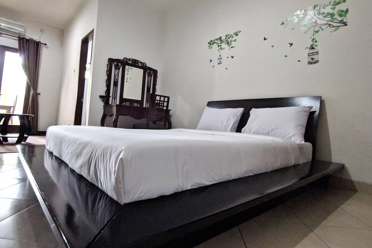Escritorio, sistema de insonorización, wifi gratis y ropa de cama 