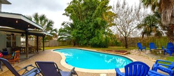 HERMOSO OASIS JUNTO A LA PISCINA; ENORME PATIO; 4 dormitorios y 7 camas; Envíame un mensaje para la gira 3D