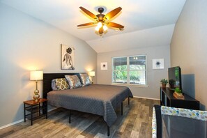 6 slaapkamers, een bureau, een strijkplank/strijkijzer, reisbedje