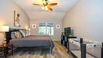 6 chambres, bureau, fer et planche à repasser, lit parapluie