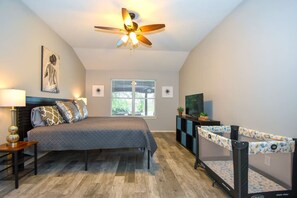 6 bedrooms, desk, iron/ironing board, travel cot