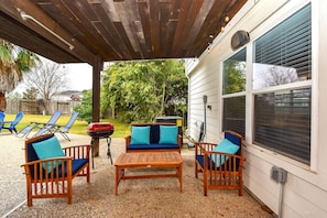 Terrace/patio - Family-Friendly 6BR Retreat w/ Pool in Houston (Houston)