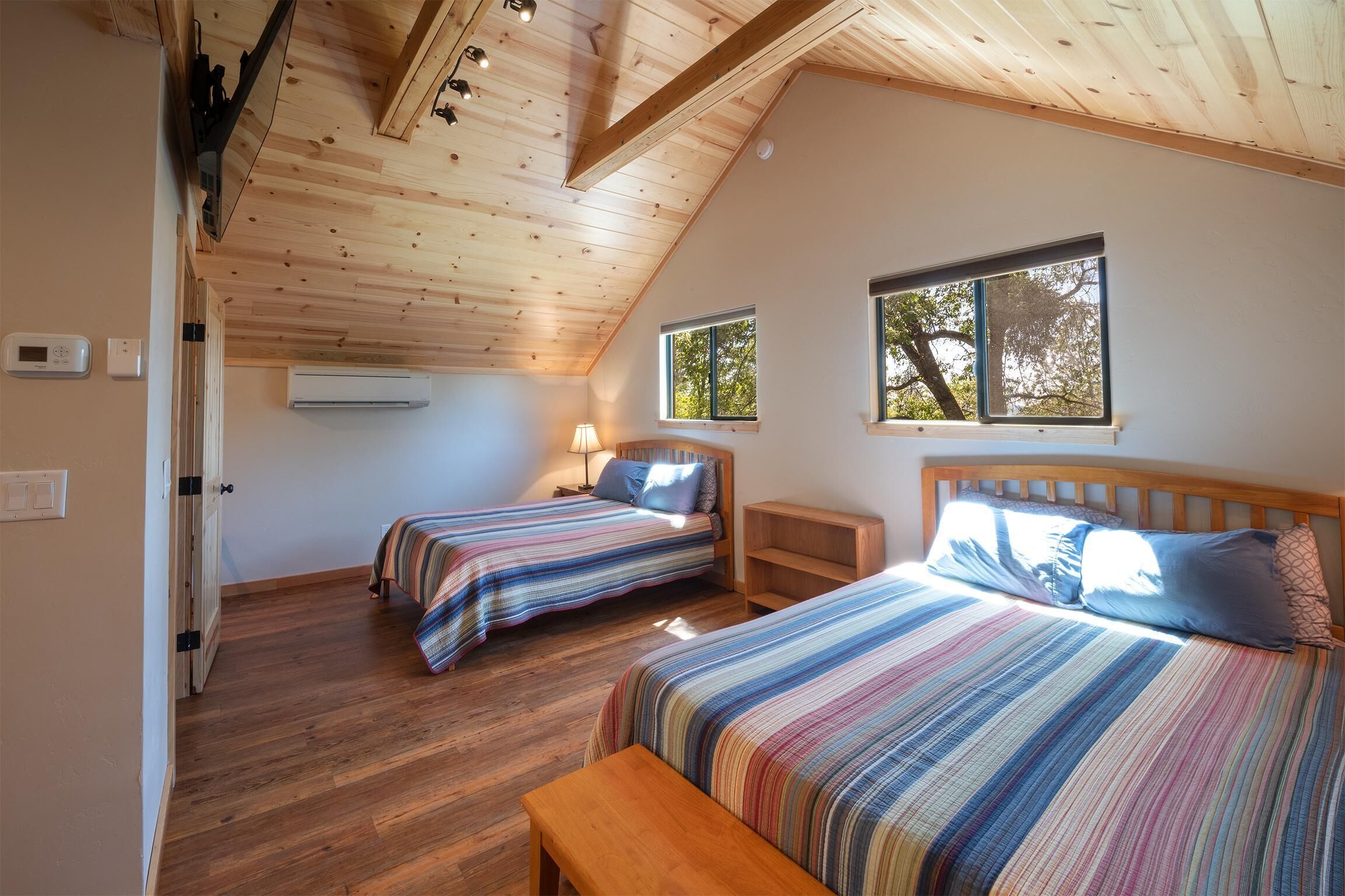 2 bedrooms, internet, bed sheets