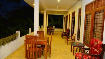 Una televisión LED, un iPad, un reproductor de DVD