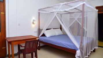 Villa básica, fumadores, vistas al jardín | 2 dormitorios, colchones con acolchado adicional, caja fuerte