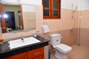 Basic-villa - ryger - udsigt til have | Badeværelse | Bruser, gratis toiletartikler, hårtørrer, badekåber