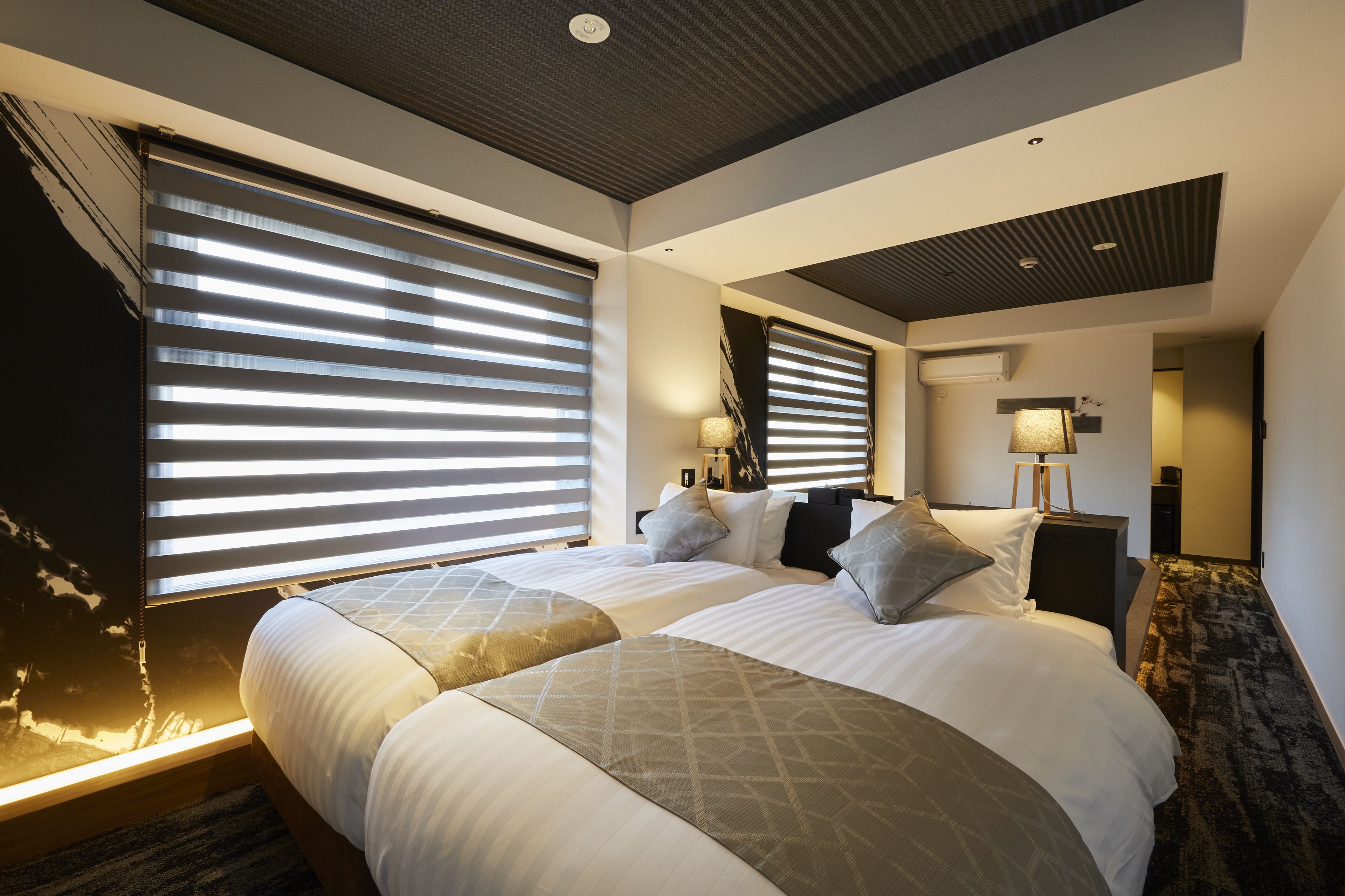 خزنة داخل الغرفة ومكتب وستائر تعتيم وتجهيزات عازلة للصوت